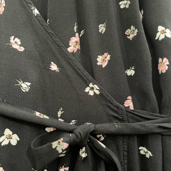 GAP Floral Print Wrap V Neck COLOR BLACK - Picture 12 of 14